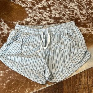 Comfy elastic billabong shorts.